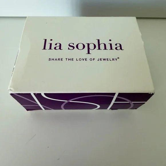 Sophia Gold Ring with Unique Design - Picture 3 of 9